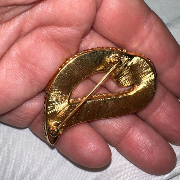 Vintage Pearl and garnet look gold brooch paisley shaped - Picture 3 of 3